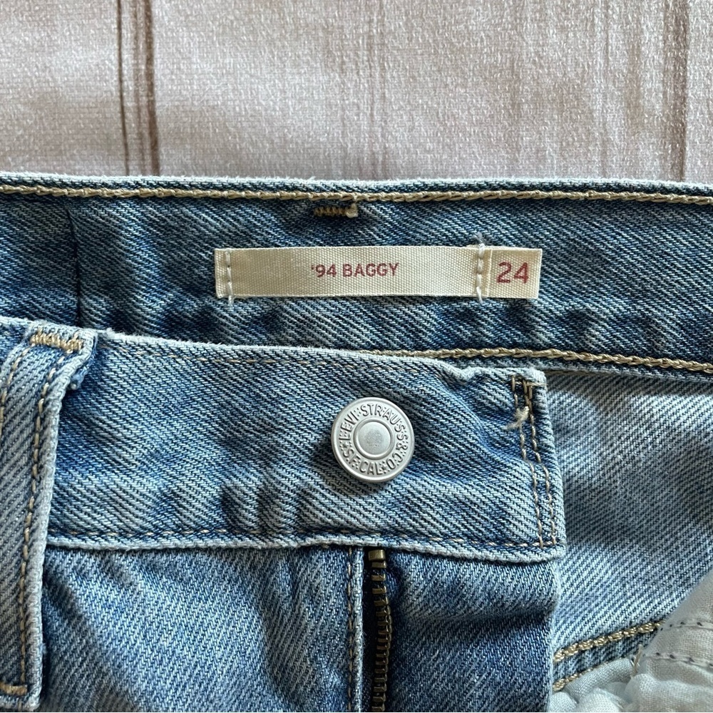 Levi’s ‘94 Baggy Jeans Womens 24 Light Wash Blue Distressed High Rise Skater EUC - Picture 9 of 14